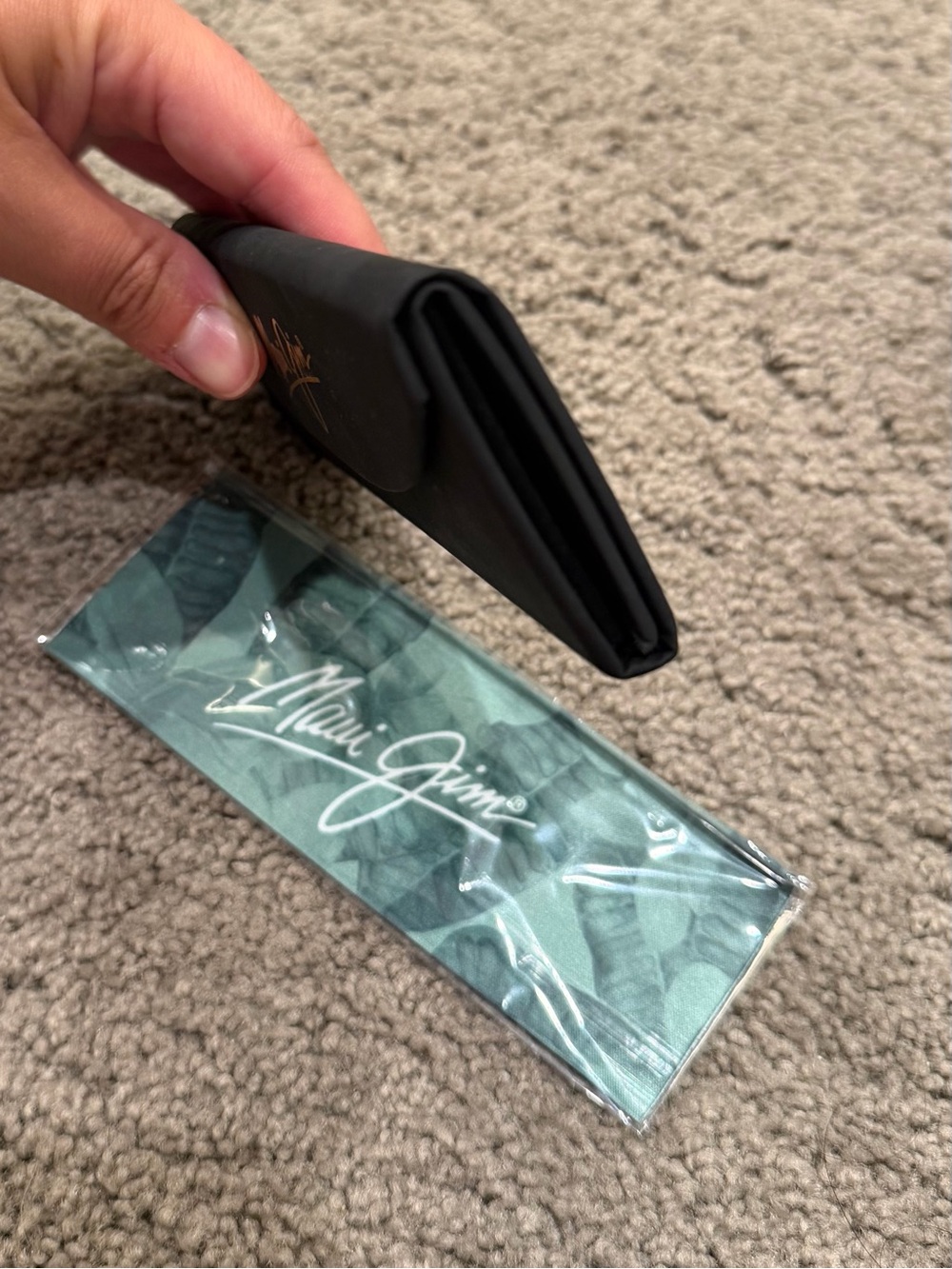 Maui Jim Trifold Case and Cleaning Cloth - Picture 2 of 2